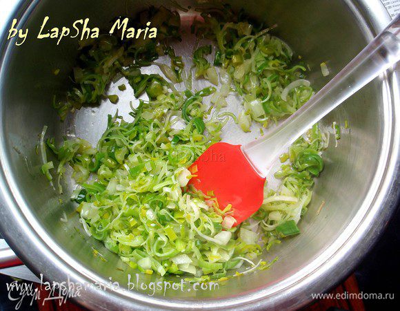 Уменьшите огонь до чуть ниже среднего и потомите оба лука до прозрачности. Примерно минут 5, помешивая периодически.