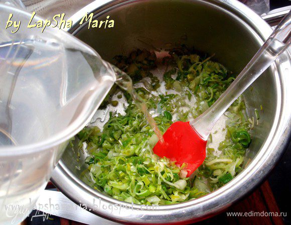 Влейте холодную чистую воду, накройте крышкой и подождите пока вода закипит.