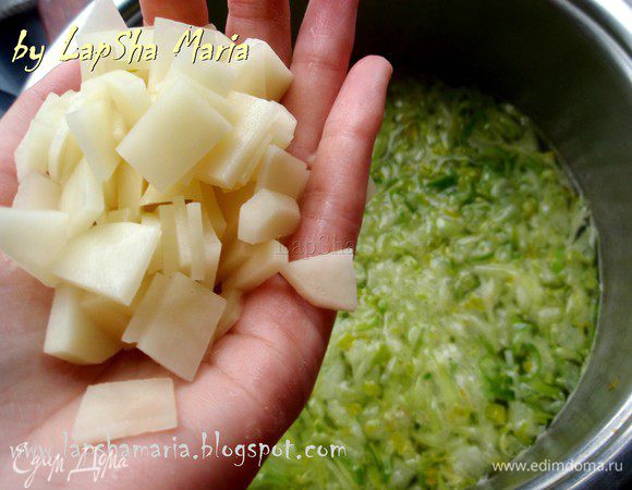 Положим в бульон картофель. Варим все вместе минут 7-9. Так чтобы картофель не разварился и оставил свою форму, но при этом проготовился.