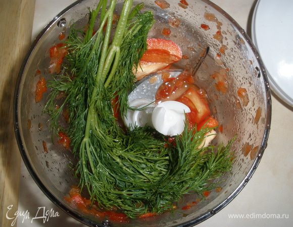 Зелень и овощи изрубить в блендере. Мясо прокрутить через мясорубку или также изрубить в блендере. Можно взять уже готовый фарш. 