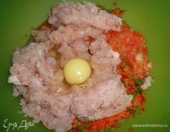 Смешать фарш с овощами, добавить масло, яйцо, приправы. Все хорошенько перемешать. 