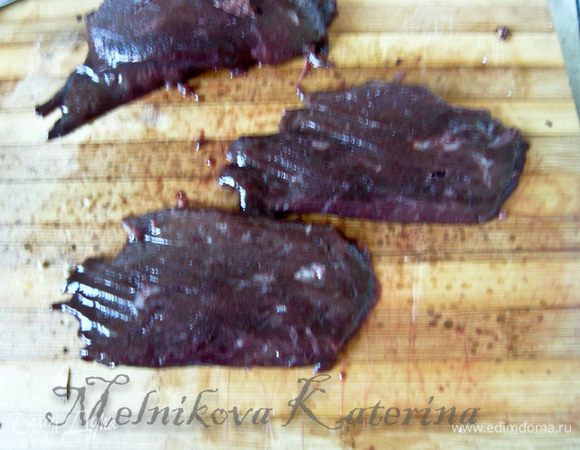 Печень рекомендую немного подержать в морозильной камере, чтобы она "схватилась" и легче резалась. Нарезать печень на тонкие ломтики (чем тоньше, тем лучше). 