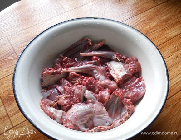 Берём тушку зайца, режем её на куски и замачиваем в холодном маринаде. Для маринада: варим корень морковки и петрушки, лук целиком, кидаем туда перец горошком, перец душистый, гвоздика, кориандр, фенхель, лаврик. Остужаем маринад и заливаем тушку зайца с добавлением немного уксуса на ночь(уберутся остатки крови и запах, а так же специфический привкус).