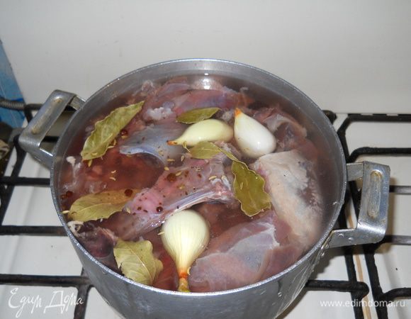 Достаём мясо, обрабатываем специями и обжариваем на разогретой с жиром сковороде со всех сторон до румяной корочки. Вынимаем мясо и на оставшемся жире обжариваем лук, нарезанный кубиками и натёртую на тёрке морковку.