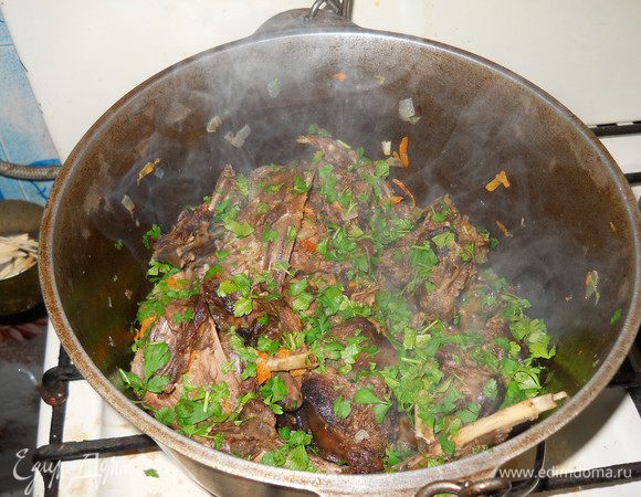 Складываем зайчатину в чугунок, добавляем зажарку, доливаем вино, немного домашнего томата и пару ложек сметаны, солим. Тушим на слабом огоне до готовности, затем засыпаем зелень, укутываем и даём настояться 20 минут. На гарнир: картофельное пюре, квашеные синенькие с капустой, огурчики.
Приятного аппетита!!!