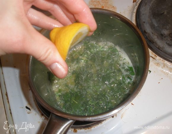 Приготовить соус: зелень изрубить. Масло растопить, добавить лимонный сок, зелень и приправы. Снять с огня. Котлетки подавать с соусом. 