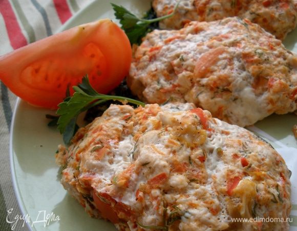 Лично от себя впечатления - безумно вкусно!!! Так диетично и легко! Не нужен никакой гарнир! Для себя  я открыла такое вкусное сочетание перца, помидора и куриного мяса. На первый взгляд фарш был жидковат, все-таки помидоры дали сок, однако пароварка все скрепила! Котлетки ну очень сочные и нежные!