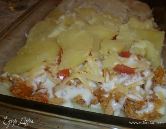 Следующим слоем - фарш с капустой, снова немного соуса и сыра. Снова картофель...и так пока не закончатся все ингредиенты.Самый верхний слой,конечно же, сыр!