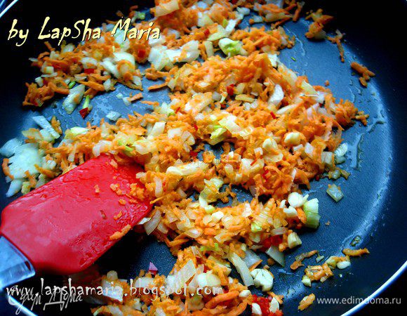 Все это обжарить на оливковом масле до прозрачности лука. 