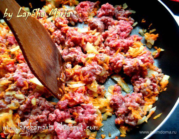 Добавить фарш (у меня говяжий) и с помощью ребра лопатки покрошить его, чтобы он не был как одна большая котлета =). Обжариваем пока весь фарш не поменяет цвет на сероватый или даже до легкой золотистости. 