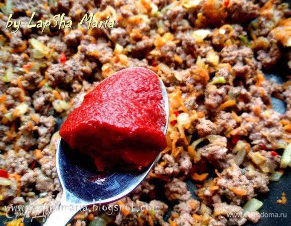 Добавим томатную пасту и немного водички. Проверьте, чтобы паста не кислила. Уменьшим огонь и не закрывая крышки потушим минут 10. 