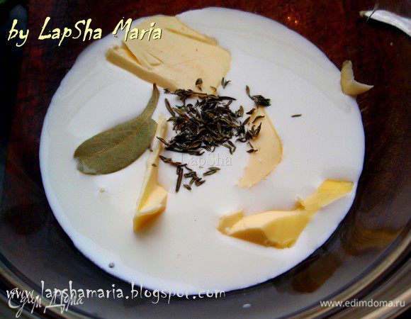 Подготовит заливку для картофеля, на основе которой будем делать пюре. Для это в миску положим сливочное масло, тимьян и лавровый лист, вольем молоко и сливки.