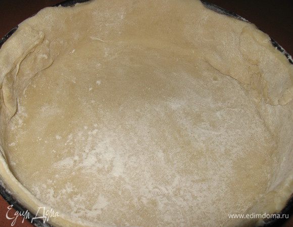 Для приготовления теста положить муку, соль, сахар и масло в комбайн и смешать все до состояния крошки пульсами. Добавить яйцо и еще раз запустить комбайн в режиме пульс, только до образования теста. При необходимости добавить холодную воду. Мне понадобилась одна столовая ложка воды. Смазать форму для пая 26 см маслом, посыпать мукой. Раскатать тесто, выложить в форму, обрезать лишнее тесто, хорошо наколоть тесто вилкой, накрыть бумагой для выпечки и поставить на 1 час в холодильник.