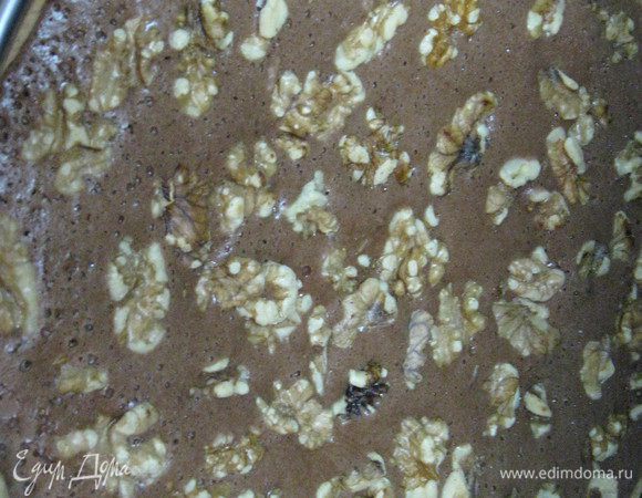 Для приготовления начинки смешать миксером творог, просеянное какао, сахар, ванильный сахар и масло в течении 3-4 минут до полностью гладкого состояния. Добавить яйца, сливки и ликер и еще раз все хорошо вымешать. В конце всыпать оставшийся шоколад и перемешать. Вылить начинку на основу и посыпать орехами. Печь 25-30 минут при 180 С, серединка пая должна немного колебаться в конце выпечки.