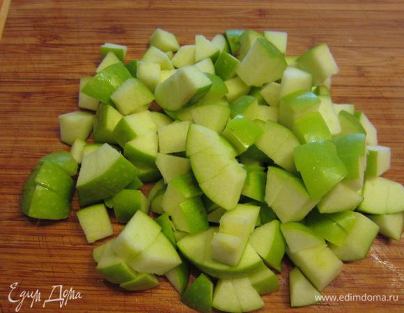 Очистите яблоки от семян. Для этого можно разрезать яблоки на 4 части и срезать сердцевины. Если хотите - почистите яблоки от кожицы. Лично я не чистил. Порежьте их на довольно мелкие кубики.