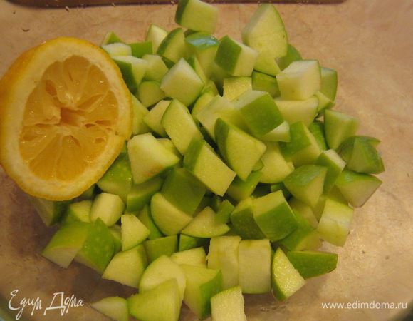 Чтобы яблоки не потемнели - сбрызните их соком половины лимона.