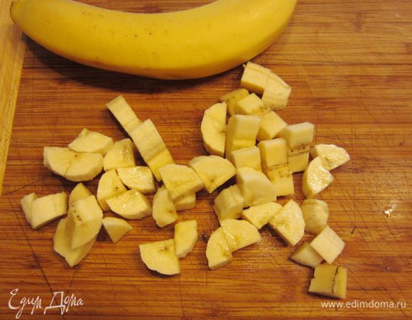 Почистите и порежьте бананы тоже на довольно мелкие кубики. Положите бананы к яблокам.