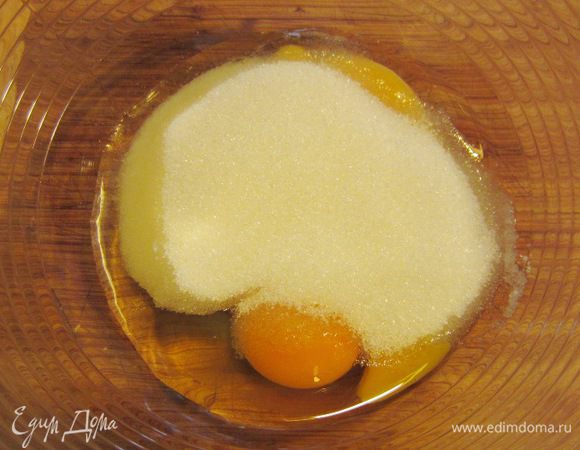 Разбейте два яйца и положите в емкость вместе с сахаром и ванильным сахаром. 