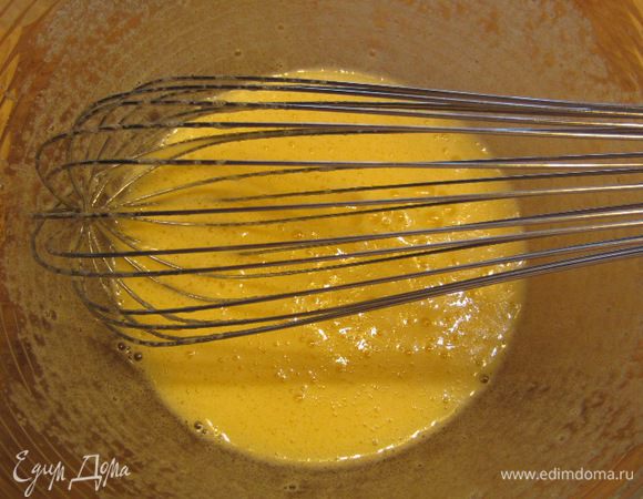 Взбейте смесь венчиком пару минут. Смесь должна стать равномерной.