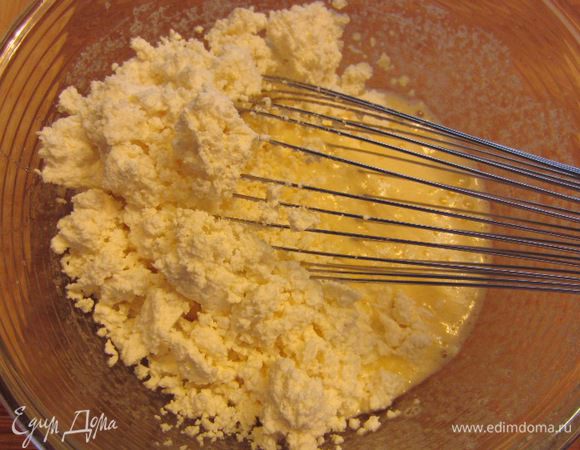 Добавьте творог, разомните его. 