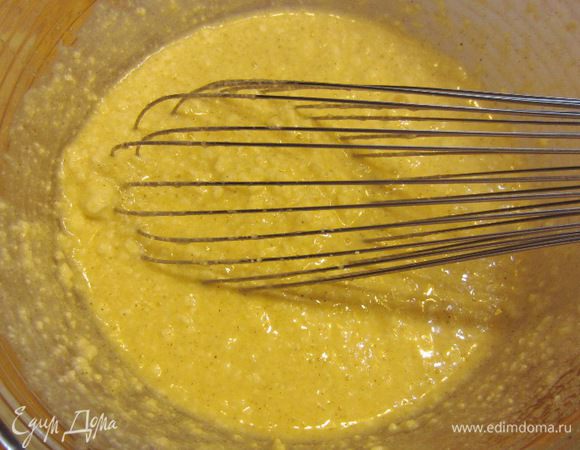 Взбейте смесь венчиком пару минут. Не пытайтесь взбить в однородную смесь. Скорее хорошо перемешайте и разбейте крупные куски творога.