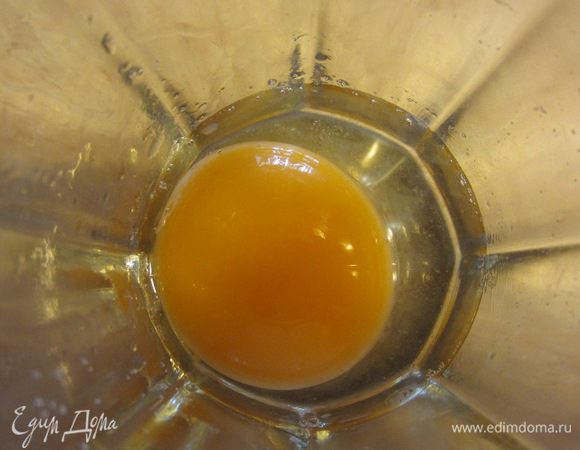 Отделите желток от белка. Положите желток в чашку,добавьте столовую ложку воды и размешайте вилкой. Этой смесью будете потом смазывать пирог. Так будет это легче сделать.