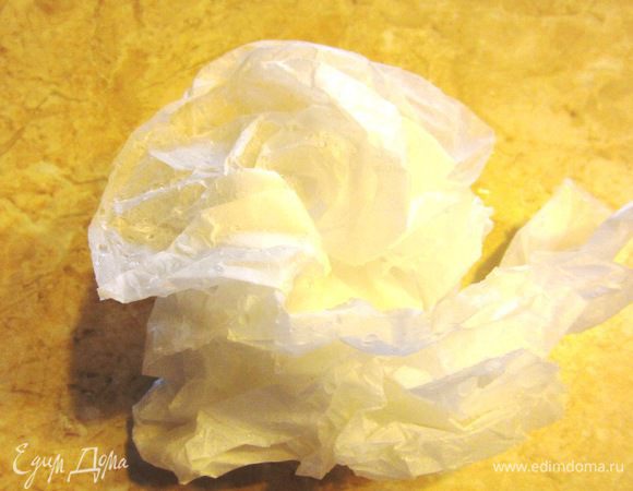 Если ваша форма не антипригарная - воспользуйтесь бумагой для запекания. Для этого возьмите кусок бумаги 50 на 50 сантиметров. Смочите ее в воде, чтобы легче было с ней работать.