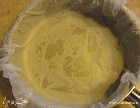 Выложите бумагу в форму. Я использовал сковороду. Смажьте бумагу слегка растительным маслом без запаха.