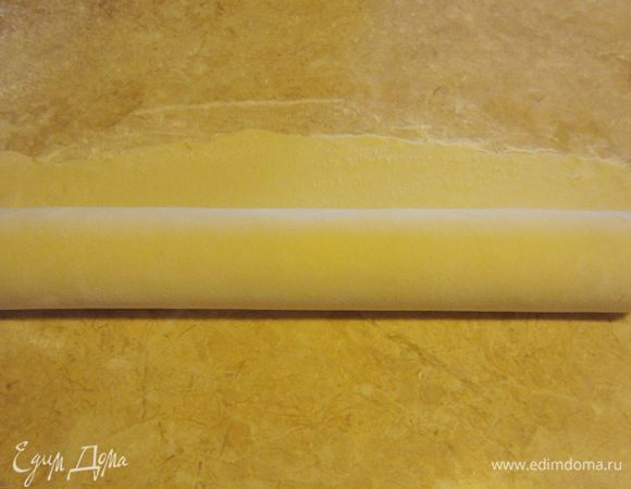 Чтобы было легко переносить тесто - посыпьте его мукой и скатайте на скалку.