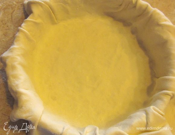 Выложите тесто на сковороду таким образом, чтобы тесто повторило по форме сковороду. Концы теста потом завернете сверху, когда уже вся начинка будет выложена.