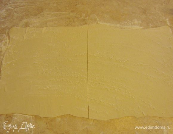 Второй пласт теста раскатайте так, чтобы его размеры были 40 на 80 сантиметров. Разрежьте тесто на два квадрата.