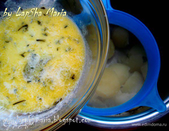 Проверим готов ли картофель, сольем воду и вернем кастрюлю на огонь. Подержим пол минутки, затем встряхнем кастрюлю хорошенько и поставим ещё на пол минутки. Так из картофеля выйдет лишняя влага и он станет более вкусным. Процедим нашу ароматную молочную смесь через сито и вольем её в картофель. Приготовим пюре не очень жидкое, но и не крепкое. Если будет не хватать жидкости, добавьте ещё немного сливок. Получается невероятно ароматное и вкусное пюре. Я в восторге! 