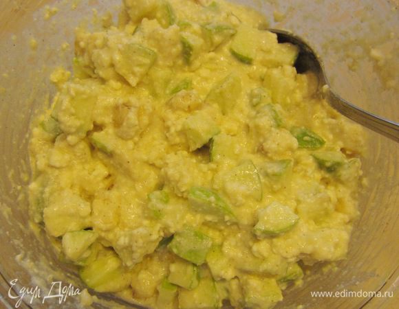 Теперь можно смешать начинку полностью. Добавьте в начинку нарезанные фрукты и размешайте ее.