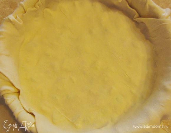 Положите сверху квадрат теста. Разровняйте его и концы откиньте в стороны.