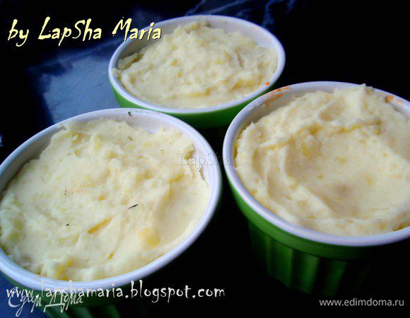 Сверху выкладываем ароматное пюре и ставим запекаться в разогретую до 220с духовку. Можно включить функцию гриль, если она у вас есть, или просто верх. Нам важно добиться румяной корочки. Время зависит от духовки. У меня это примерно заняло минут 7. 