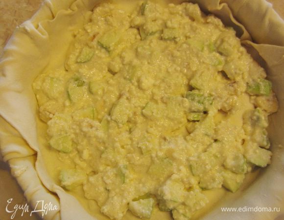 Выложите вторую треть начинки.