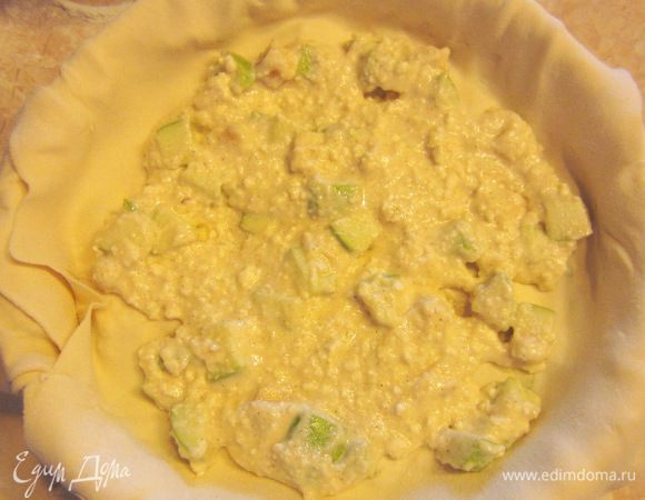 Накройте начинку вторым квадратом теста. Выложите сверху оставшуюся начинку