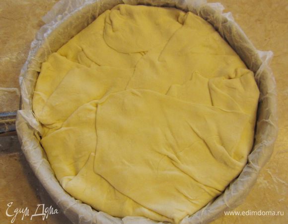 Смажьте сверху пирог смесью желтка с водой. Воспользуйтесь для этого кисточкой.