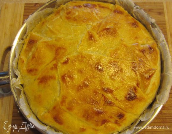 Оборвите лишнюю бумагу, чтобы она не подгорела. Если вы используете как я сковороду с толстым дном, то сначала прогрейте ее на огне. Поставьте сковороду на средний огонь на три-пять минут и только потом ставьте в духовку. Если у вас обычная форма для запекания - ставьте ее сразу в разогретую духовку. Духовку разогрейте до 200 градусов и выпекайте пирог 40-60 минут.