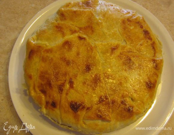 Выложите пирог на блюдо. Для этого можно сверху пирога положить разделочную доску, перевернуть с ней пирог, снять сковороду, снять бумагу и потом, положив сверху блюдо - перевернуть все это и сняв доску - получите необходимый результат.