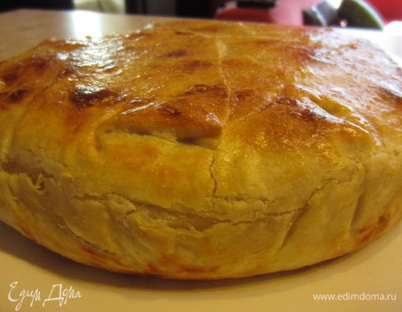 Пирог будет вкуснее, если он остынет до теплого состояния.