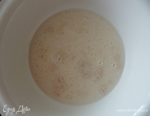 Добавить растительное масло, дрожжи и дать чуть-чуть постоять для набухания дрожжей.