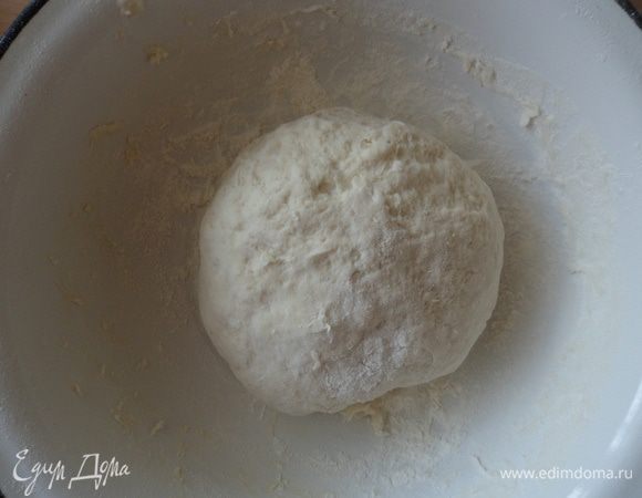Всыпать всю муку и замесить тесто. И поставить тесто в теплое место минут на 40-50, чтобы оно подошло.