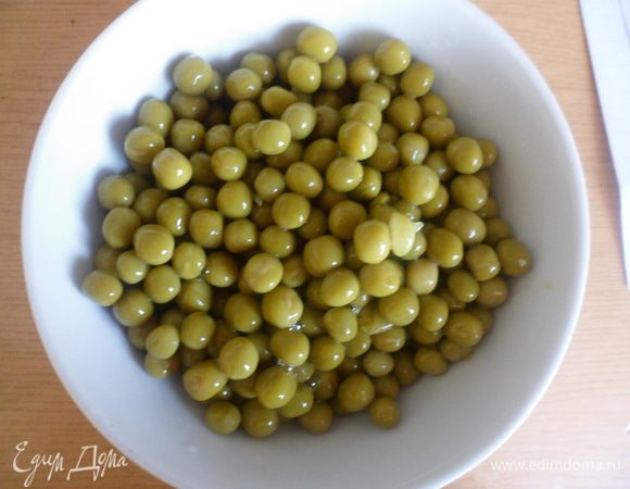 Открываем баночку зеленого горошка.