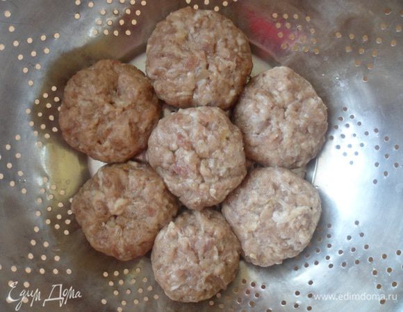 И варим наши мясные шарики на пару минут 10.