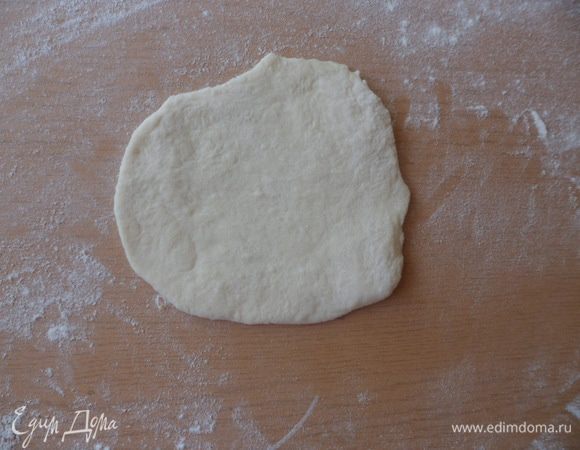 Берем кусочек теста и раскатываем его