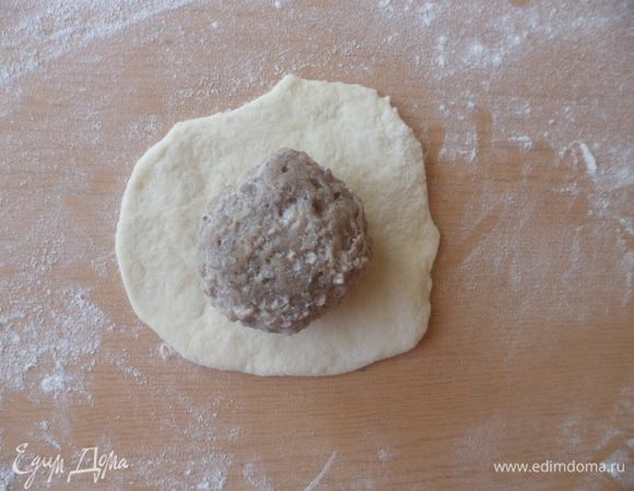 на серединку теста кладем наш мясной колобок
