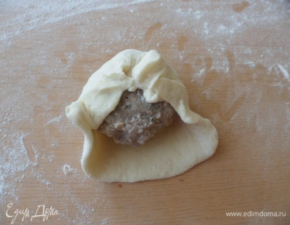 Теперь нужно завернуть наш шарик в тесто