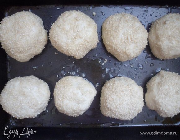 Обмакиваем колобок сначала в яйце, затем в кунжуте и выкладываем на смазанный маслом противень.