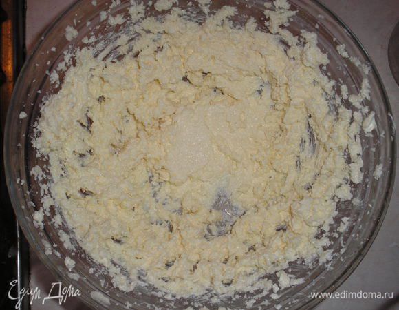 Сахар взбиваем с мягким сливочным маслом до пышности.